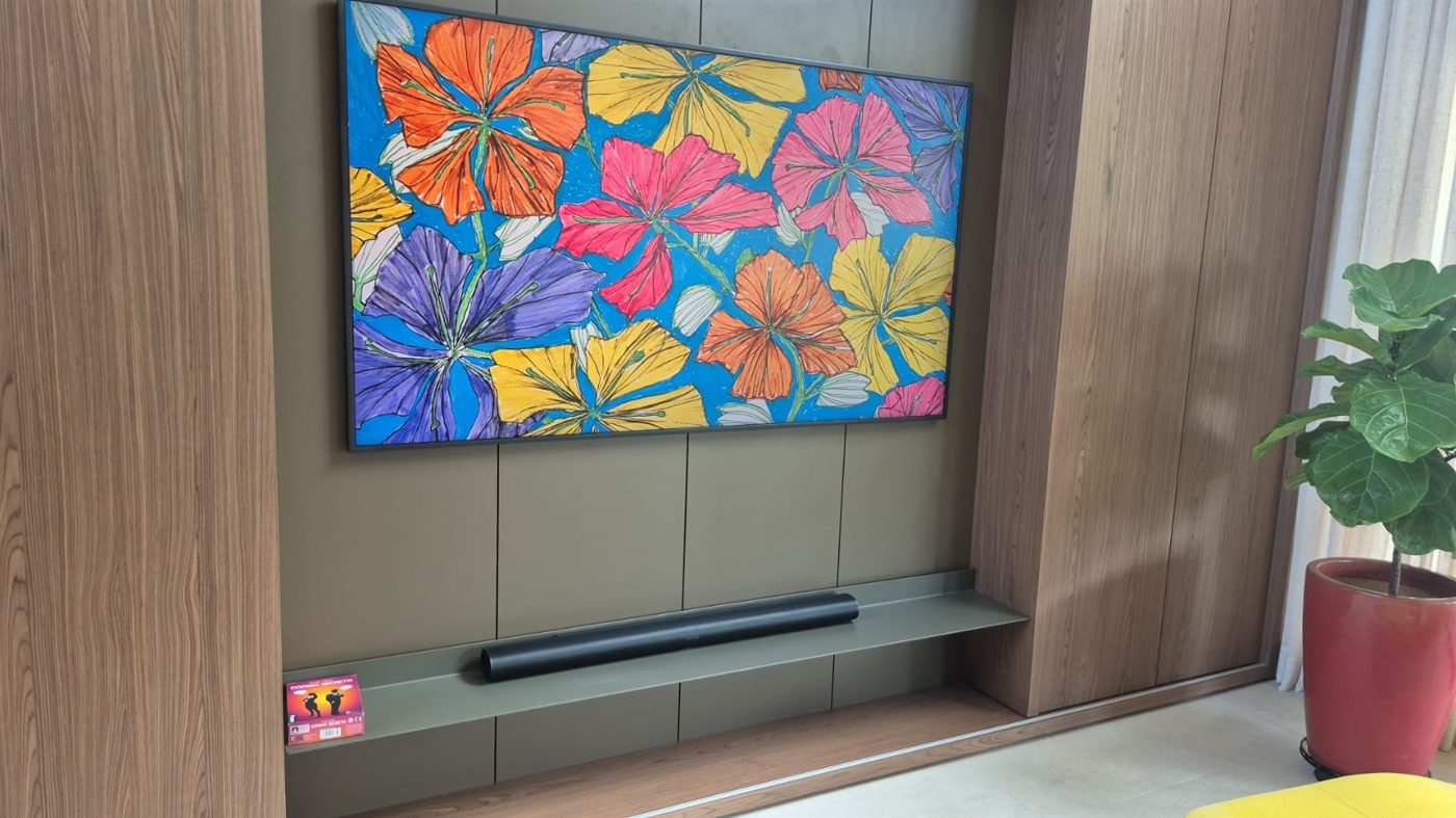 Sala con TV empotrado y barra de sonido instalados por QCTI